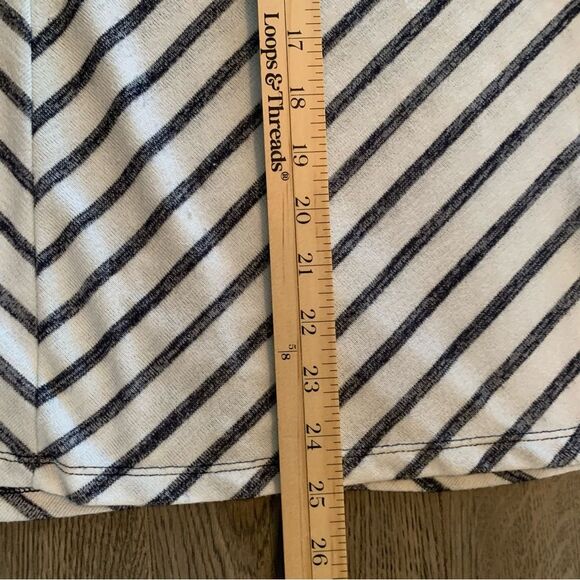 Gap Striped Tank Top Women’s Large White Navy Blue V-Neck Swing. - Picture 8 of 8